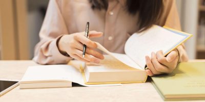 調べものをする女性